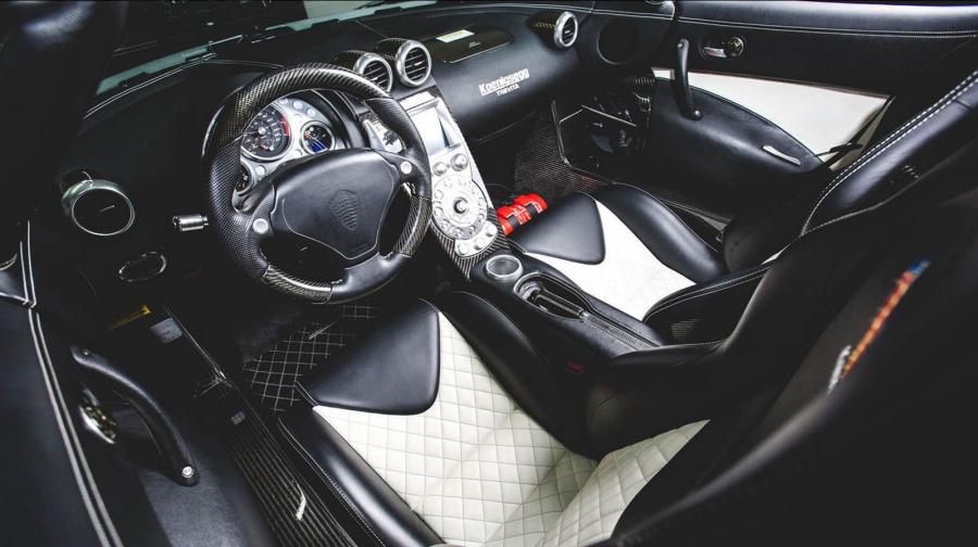 Интерьер Koenigsegg CCXR Trevita 2009 года  (фото 12 из 17)